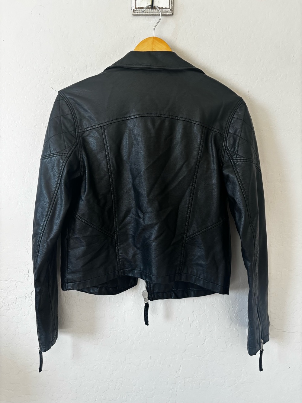 Abercrombie & Fitch Black Quilted-Shoulder Vegan Leather Moto Jacket - Picture 7 of 9